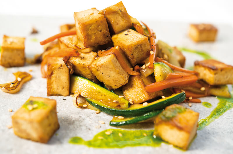 crujiente de tofu con wok de verduras