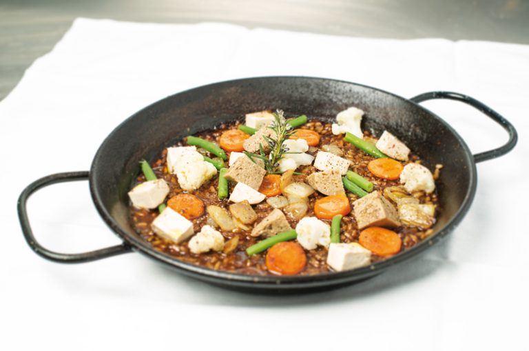 Paella de verduras con seitán y tofu ahumado
