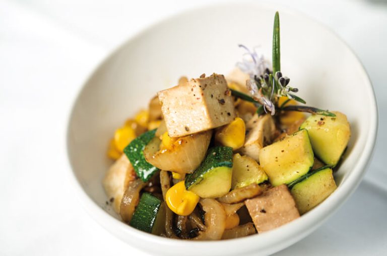 Revoltillo de tofu con calabacín y maíz