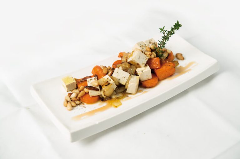 Salteado largo de verduras con tofu y piñones